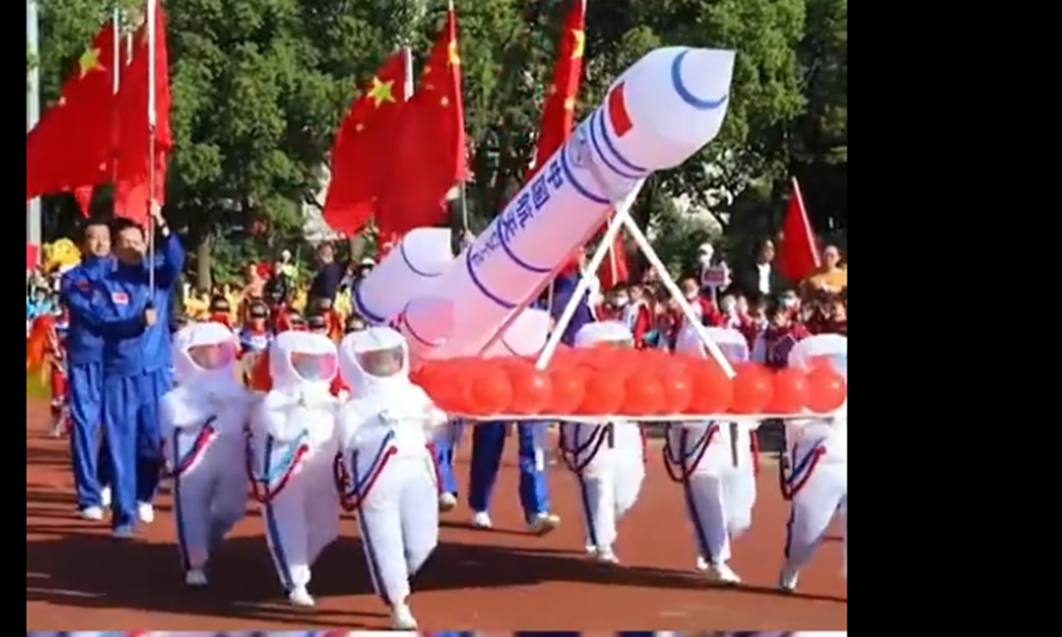 In the video, students wore space suits and stepped on segways in rows to enter the sports field, looking like little spacemen and showing their creativity.Screenshot of Dacankao.com
