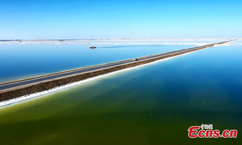 Emerald green water ripples on the crispy white lakebed and the shimmering salt crystals of the shores in Qarhan Salt Lake in Haixi Mongolian and Tibetan Autonomous Prefecture, northwest China's Qinghai Province.(Photo: China News Service/Bao Lei)