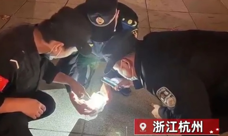 Police spend 6 hours rummaging from trash, retrieving life-saving pills. Screenshot of Qianjiang Evening News
