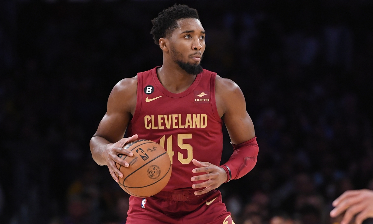 Donovan Mitchell lifts Cavaliers past LeBron, Lakers as Anthony Davis  leaves early