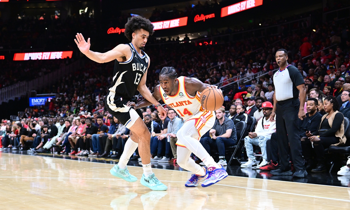 AJ Griffin (No.14) of the Atlanta Hawks dribbles the ball during the game against the Milwaukee Bucks at State Farm Arena in Atlanta, Georgia, the US on November 7, 2022. Photo: VCG