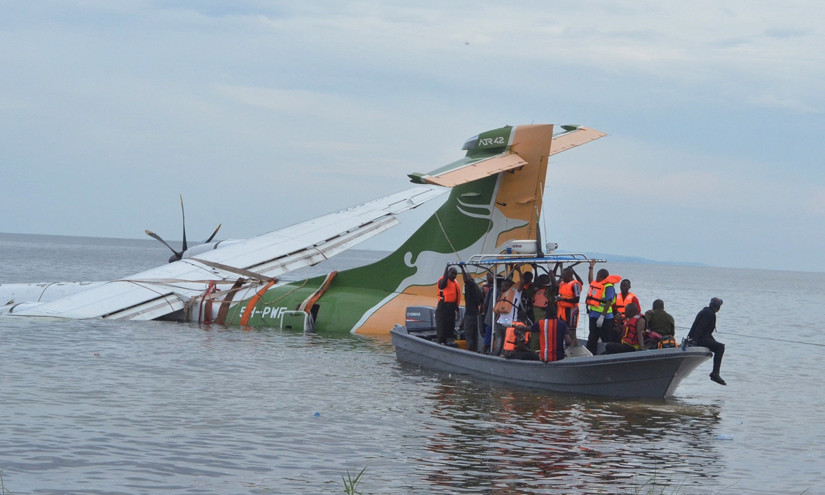 Rescuers search for survivors after a Precision Air flight that was carrying 43 people plunged into Lake Victoria as it attempted to land in the lakeside town of Bukoba, Tanzania on November 6, 2022. Photo: AFP