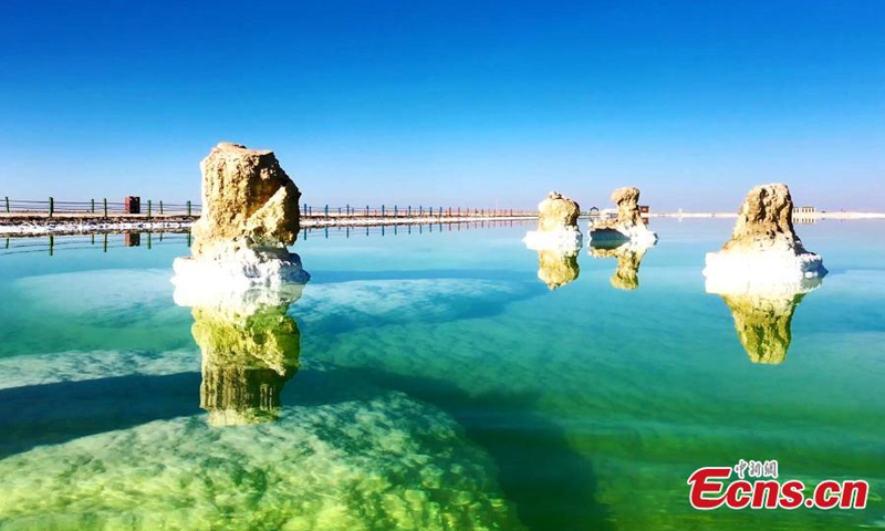 Emerald green water ripples on the crispy white lakebed and the shimmering salt crystals of the shores in Qarhan Salt Lake in Haixi Mongolian and Tibetan Autonomous Prefecture, northwest China's Qinghai Province.(Photo: China News Service/Bao Lei)