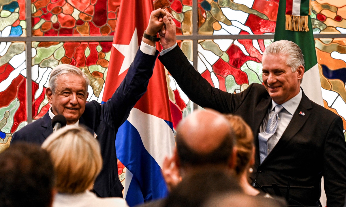 Cuban President Miguel Diaz Canel and his Mexican counterpart Andrés Manuel López Obrador raise their hands before signing bilateral agreements in Havana on May 8, 2022. Photo: VCG