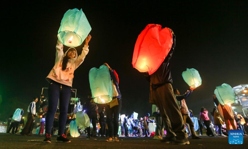 People release small hot air balloons during the Tazaungdaing festival in Pyin Oo Lwin, Myanmar, November 6, 2022. Myanmar held a five-day hot air balloon festival in Pyin Oo Lwin from Friday after a two-year break due to the COVID -19 pandemic.  About 76 hot air balloons in three main categories participated in this year's event, which runs until Tuesday in the central town of Pyin Oo Lwin, to celebrate the traditional Tazaungdaing Festival of Lights on Monday.  (Photo: Xinhua)
