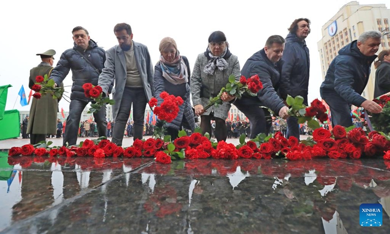 People present flowers to a statue of Lenin during an event to mark the 105th anniversary of the 1917 October Revolution, in Minsk, Belarus, Nov. 7, 2022.(Photo: Xinhua)