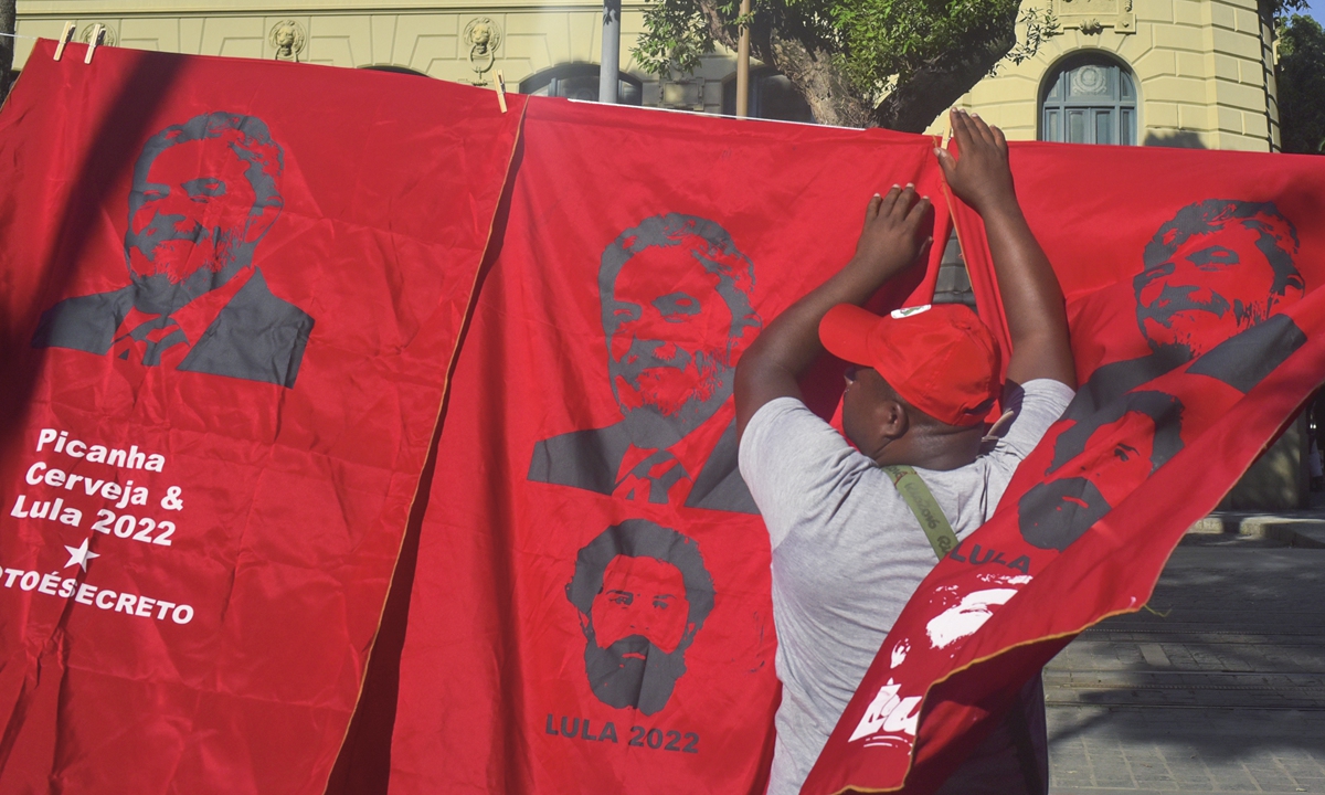 A vendor sells merchandise supporting Luiz Inacio Lula da Silva during the runoff presidential election at Cinelandia Square in Rio de Janeiro, Brazil in October 2022. Photo: VCG