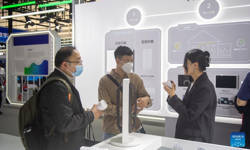 People visit the booth of Huawei during the Light of Internet Expo in Wuzhen, east China's Zhejiang Province, Nov. 8, 2022. The expo kicked off here on Tuesday.(Photo: Xinhua)