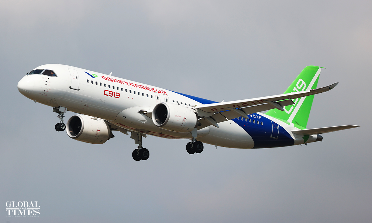 A C919 jet takes part in a flying display at the 14th Airshow China in Zhuhai, South China's Guangdong Province, on November 9, 2022. The C919 has received 300 new orders during the airshow. Photo: Cui Meng/GT