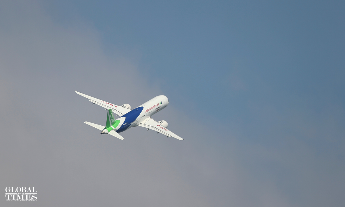 A C919 jet takes part in a flying display at the 14th Airshow China in Zhuhai, South China's Guangdong Province, on November 9, 2022. The C919 has received 300 new orders during the airshow. Photo: Cui Meng/GT