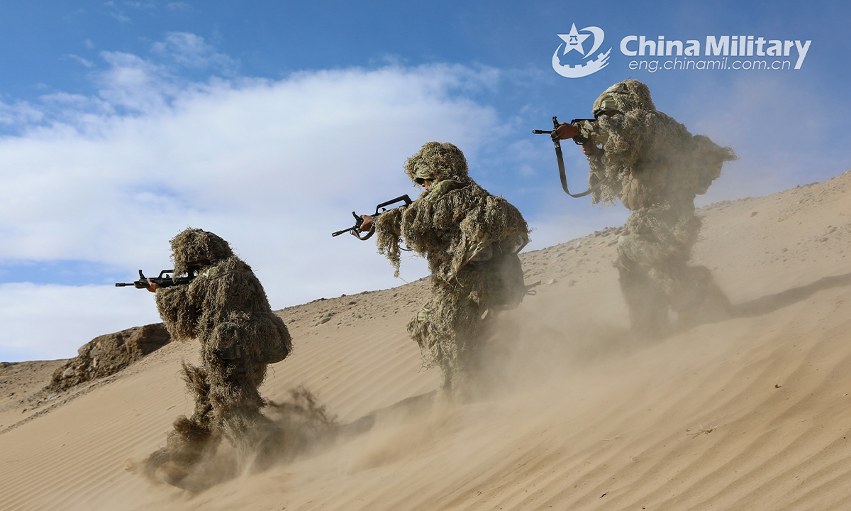 Members assigned to a reconnaissance element with an airborne brigade launch an attack during a tactical operation in unfamiliar terrain on October 14, 2022. (eng.chinamil.com.cn/Photo by Wang Bin)