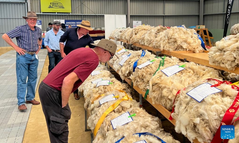 Visitors watch wool displayed during the Canterbury Agricultural Show in Christchurch, New Zealand, Nov. 9, 2022. One of the oldest expos in New Zealand, the Canterbury Agricultural Show, threw its gates open to the public on Wednesday in the New Zealand's Christchurch. (Photo by Walter/Xinhua)
