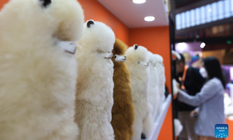 Visitors view alpaca products at a booth of an Australian company at the fifth China International Import Expo (CIIE) in east China's Shanghai, Nov. 7, 2022. Exhibitors from Australia, New Zealand and Peru have displayed alpaca-fur products at the fifth CIIE in Shanghai, attracting many visitors.(Photo: Xinhua)