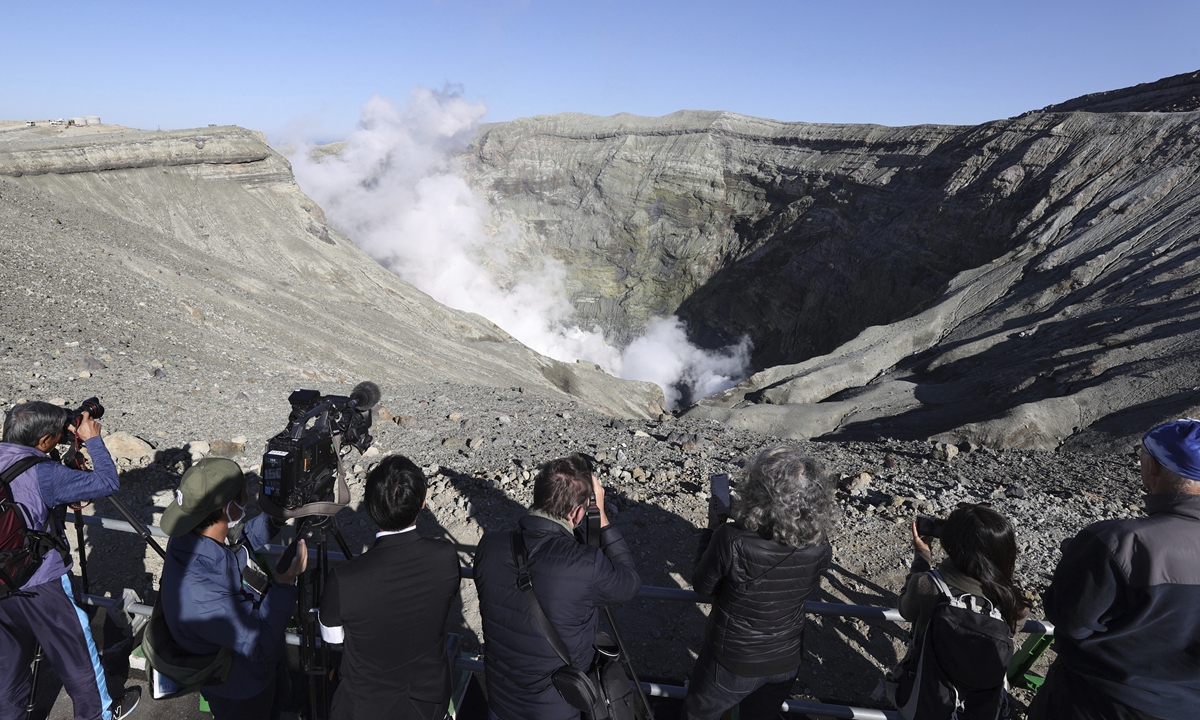 People take photos at a crater area of Mount Aso after it was reopened to tourists for the first time in more than one year, in Kumamoto Prefecture, Japan on November 9, 2022. The Japan Meteorological Agency raised the eruption alert level to 2 on October 13, 2021 and closed the area. Photo: VCG