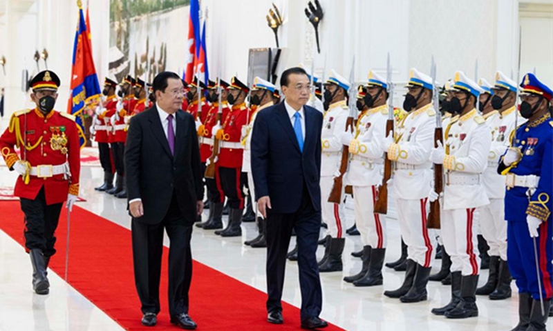 Cambodian Prime Minister Samdech Techo Hun Sen holds a grand welcome ceremony for Premier Li Keqiang prior to their meeting at the Peace Palace in Phnom Penh, Cambodia, Nov 9, 2022. Photo: Xinhua