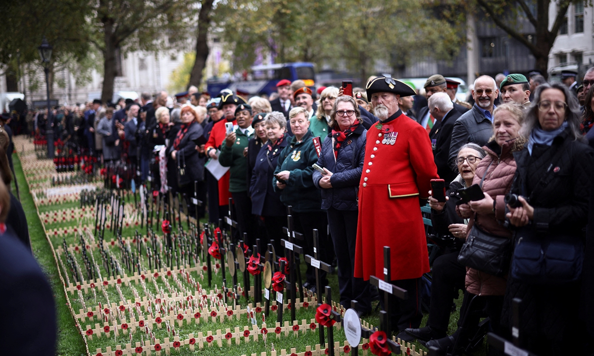 People attend a ceremony at the Field of Remembrance at Westminster Abbey in London on November 10, 2022 ahead of Armistice Day, which commemorates the end of World War I. Photo: AFP