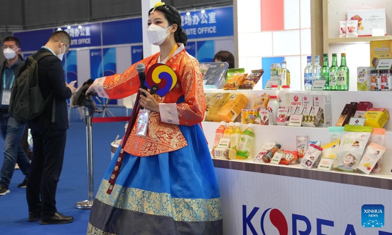 A staff member of the South Korean food booth welcomes visitors during the fifth China International Import Expo (CIIE) in east China's Shanghai, Nov. 7, 2022. Various foods from around the world are showcased at the food and agricultural products exhibition area during the fifth CIIE in Shanghai.(Photo: Xinhua)