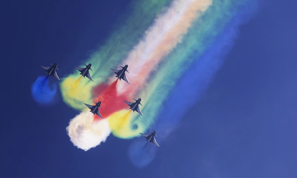 Six J-10 fighter jets of the August 1 Aerobatic Team paint the sky with beautiful colors in a flight performance. Photo: Cui Meng/GT