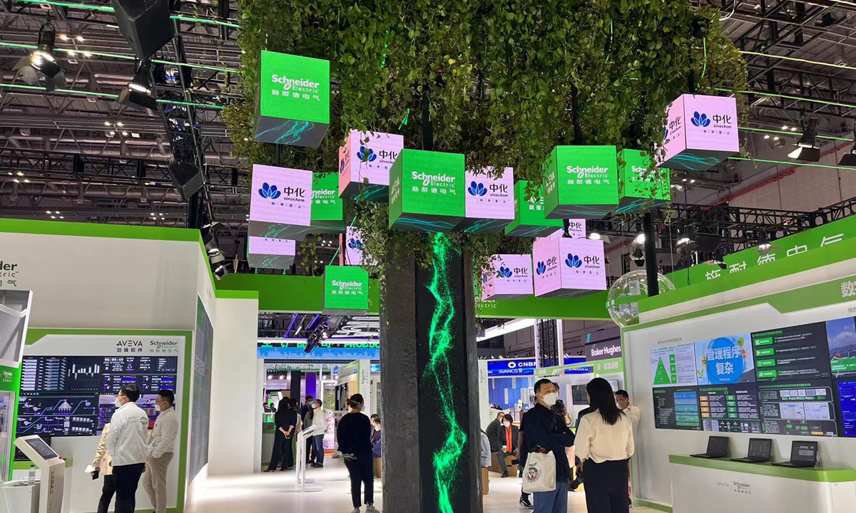 An exhibitor displays a tree installation at the 5th CIIE to showcase the low-carbon theme.Photo: Zhao Juecheng/GT