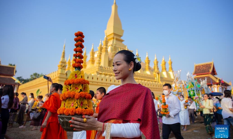 A woman prays around the That Luang Stupa in Vientiane, Laos, Nov. 7, 2022. That Luang Festival, running from Nov. 6 to 8 in 2022, is one of the most important religious festivals in Laos.(Photo: Xinhua)