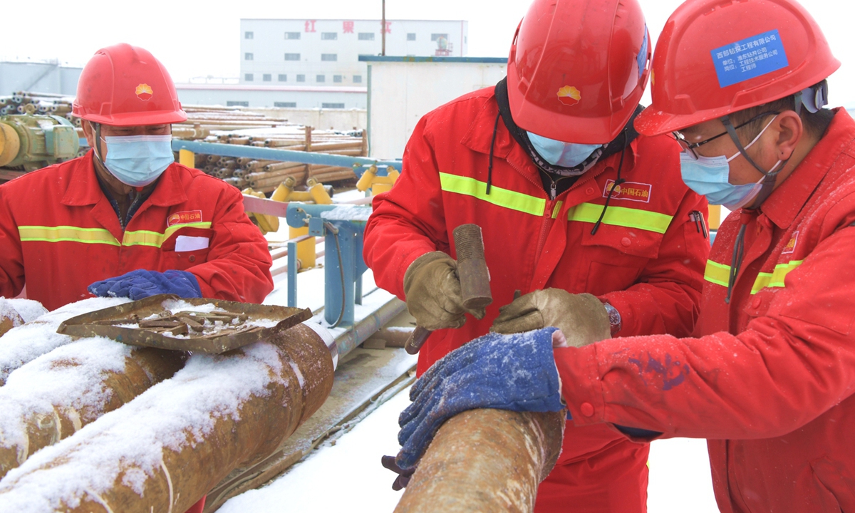 Workers from a drilling firm under China National Petroleum Corp in Karamay city in Northwest China's Xinjiang Uygur Autonomous Region are seen on February 15, 2022. China's crude oil output reached nearly 199 million tons last year, up 2.4 percent from the previous year, official data showed. Photo: cnsphoto