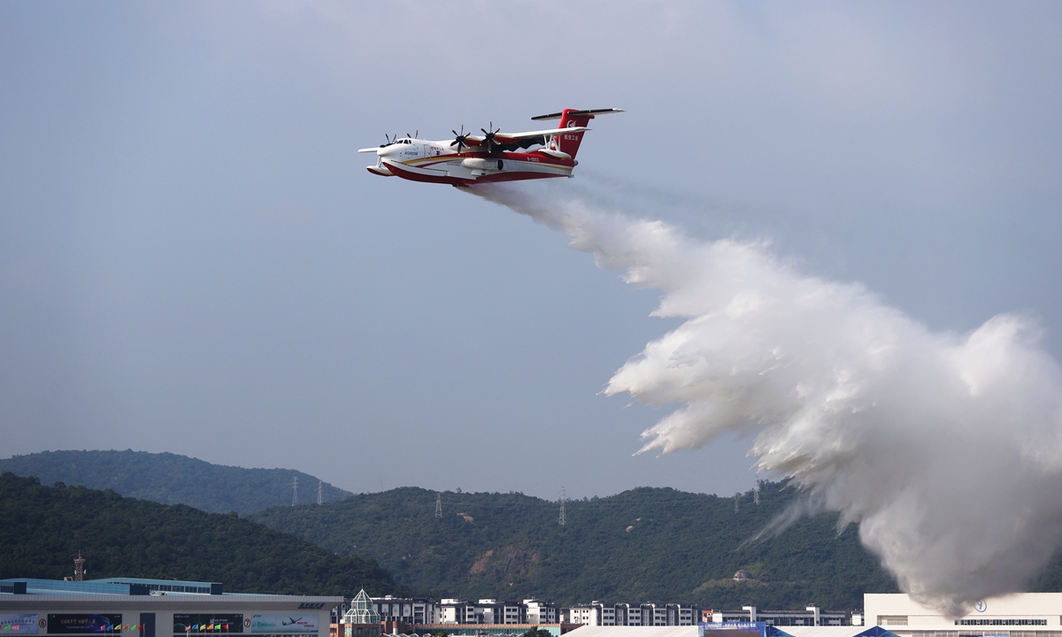 An AG600M amphibious fire extinguisher aircraft releases water during a flight performance. Photo: Cui Meng/GT