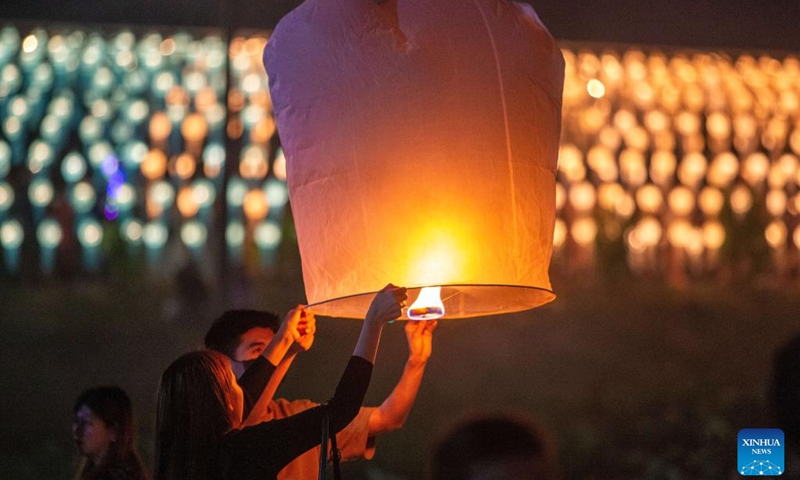 People release a sky lantern to make a wish for good fortune in Chiang Mai, Thailand, on Nov. 8, 2022.(Photo: Xinhua)