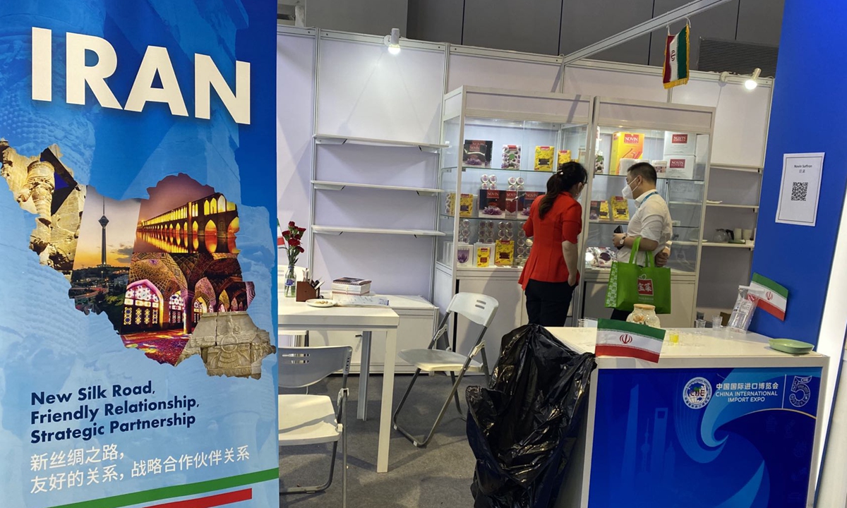 An exhibitor shows products to a consumer at the booth of Iranian company Novin Saffron at the 5th China International Import Expo in Shanghai on November 9, 2021. Photo: Courtesy of the exhibitor