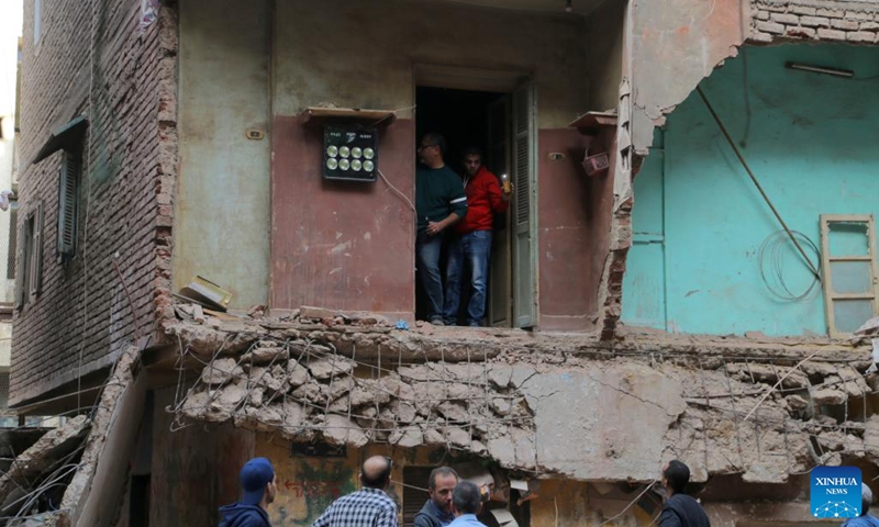 People gather at the site of a collapsed building in Giza, Egypt, Nov. 9, 2022. At least three people were killed and another four wounded after a building collapsed in the Egyptian province of Giza, the Egyptian Health Ministry said on Wednesday.(Photo: Xinhua)