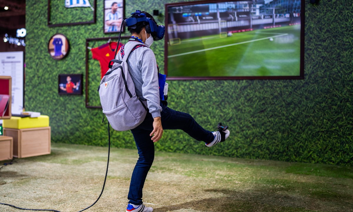 A visitor plays an interactive game at the 5th China International Import Expo in Shanghai on November 9, 2022. As one of the six exhibition areas of the fair, the technology and equipment exhibition area is hosting state-of-the-art technologies and advanced equipment. Photo: VCG
