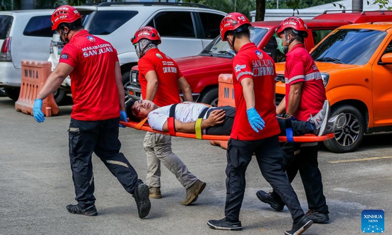 Rescuers attend to a mock victim during the nationwide simultaneous earthquake drill in San Juan City, the Philippines, Nov. 10, 2022. The earthquake drill was held to enhance disaster preparedness of the authorities and the public.(Photo: Xinhua)