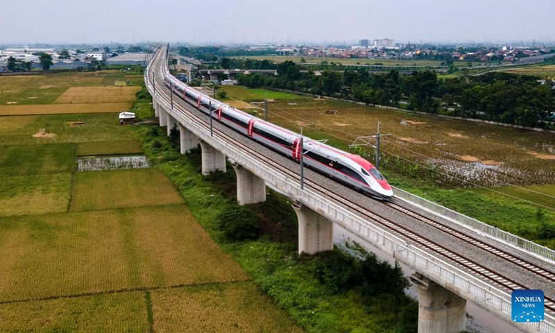 This photo taken on Nov. 9, 2022 shows electric multiple units being tested for hot-running on the Jakarta-Bandung High-Speed Railway trial section in Bandung, Indonesia. The hot-running test of the catenary system of the Jakarta-Bandung High-Speed Railway (HSR) trial section started on Wednesday, marked by the slow departure of the Chinese-made Electric Multiple Units from the Tegalluar Station in Bandung.(Photo: Xinhua)