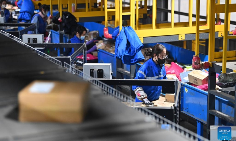 Staff members sort packages at a logistics center in Taiyuan, north China's Shanxi Province, Nov. 11, 2022. China's annual Double Eleven festival, which falls on Nov. 11, was first started by Alibaba's e-commerce platform in 2009 and quickly grew into a major shopping event.(Photo: Xinhua)
