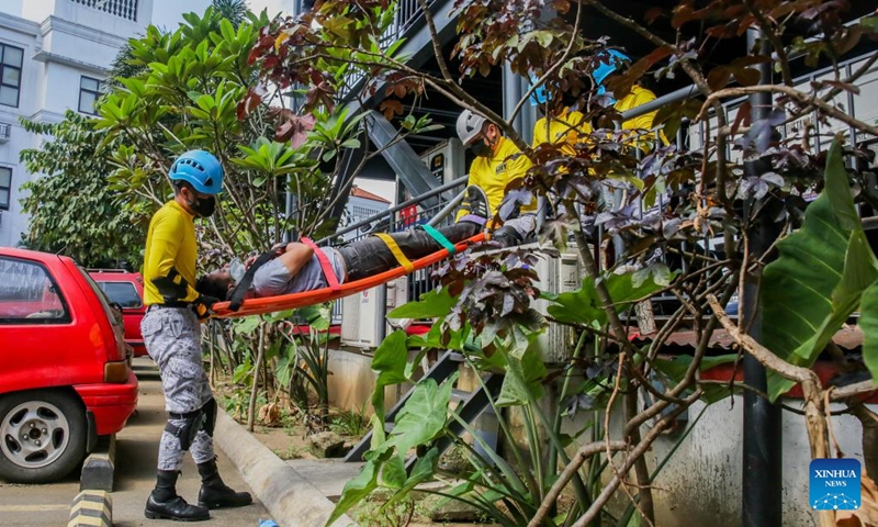Rescuers attend to a mock victim during the nationwide simultaneous earthquake drill in San Juan City, the Philippines, Nov. 10, 2022. The earthquake drill was held to enhance disaster preparedness of the authorities and the public.(Photo: Xinhua)