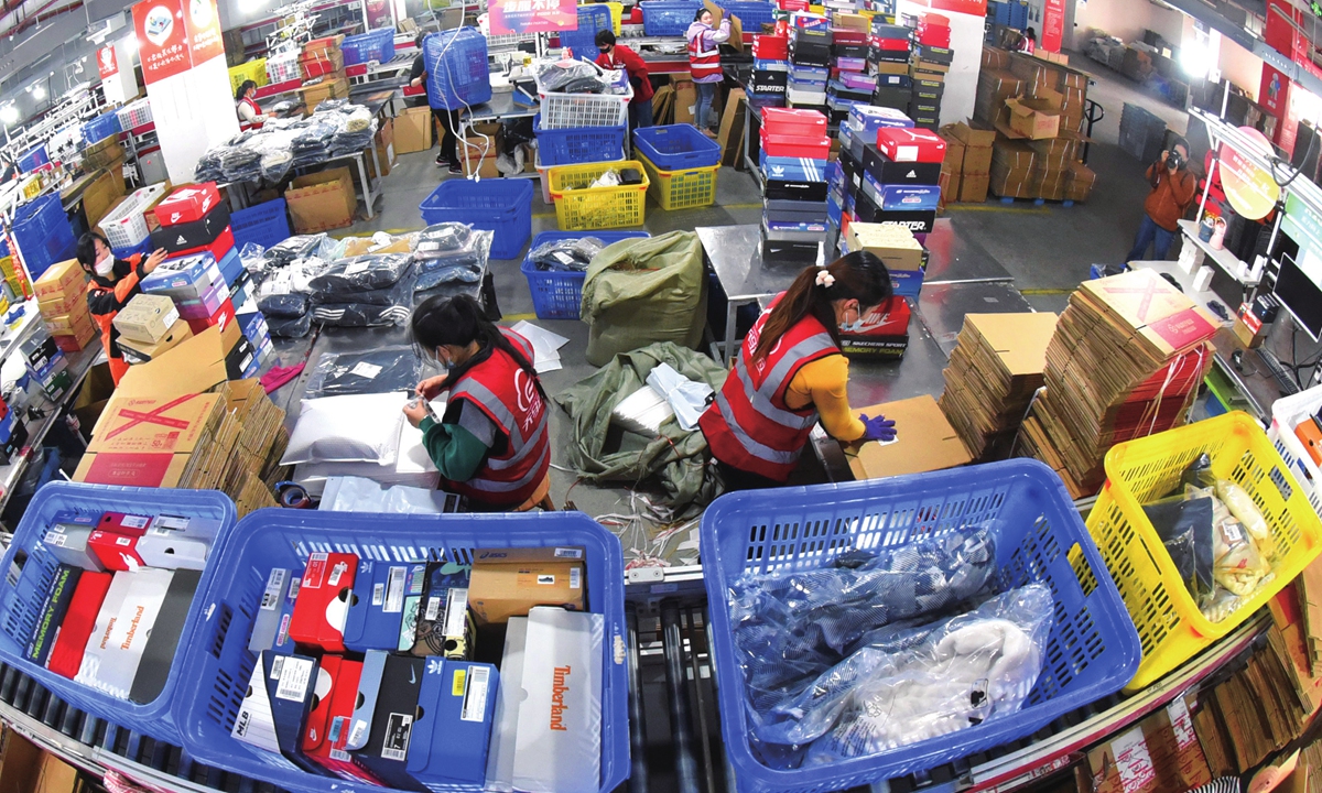 Workers sort packages in an e-commerce industrial zone in Lianyungang, East China’s Jiangsu Province on November 11, 2022. Photo: Xinhua