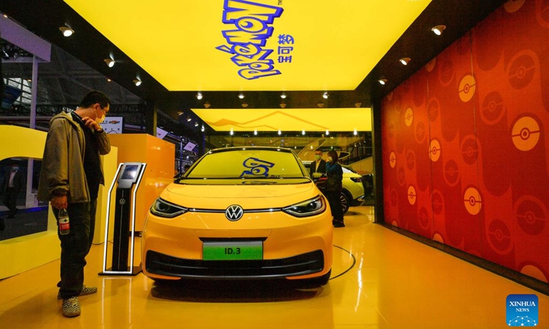 Visitors view an electric vehicle at the booth of German automaker Volkswagen during the China Motor Show (Tianjin) 2022 in north China's Tianjin, Nov. 10, 2022. China Motor Show (Tianjin) 2022, or Auto Tianjin 2022 kicked off on Thursday in the north Chinese port city of Tianjin.(Photo: Xinhua)