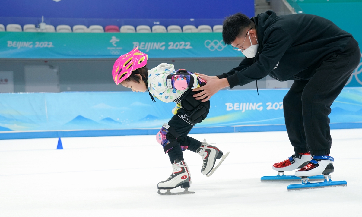 A child learns to skate at the National Speed Skating Oval. Photo: Xinhua