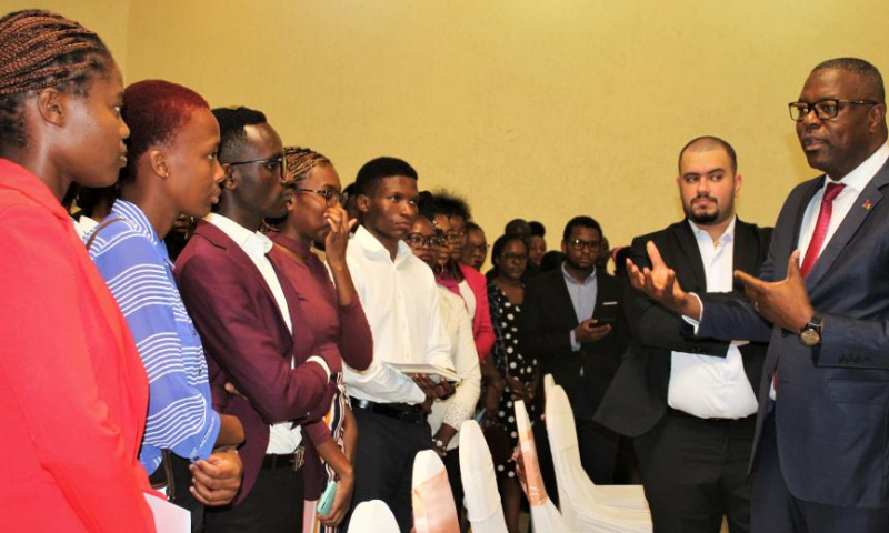 Malawian Minister of Information and Digitalization Gospel Kazako talks with students after Huawei's launching of the 2022 Seed for the Future Program in Malawi's capital Lilongwe, on Nov. 14, 2022. Chinese tech giant Huawei launched Monday the 2022 Seed for the Future Program in Malawi's capital Lilongwe which will see 100 Malawian youths from universities and colleges trained in information and communication technology (ICT). Photo: Xinhua