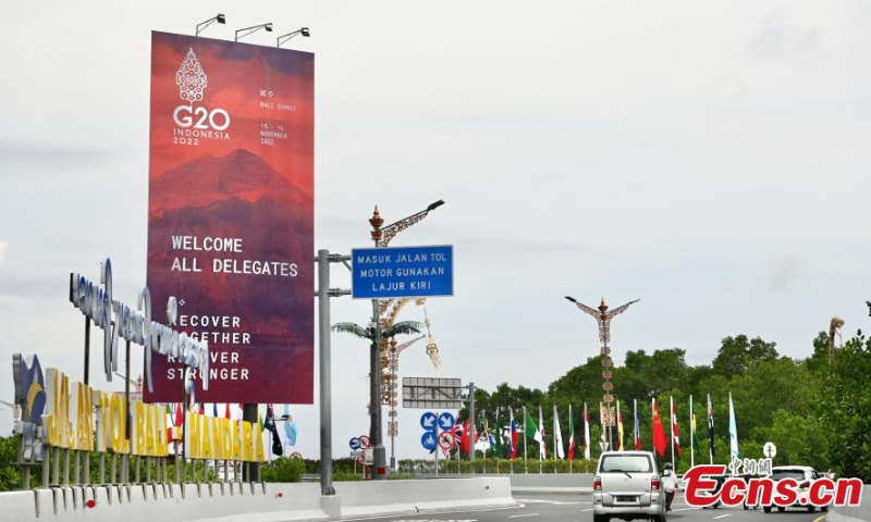 即将举行的第十七届二十国集团（G20）峰会的海报于2022年11月13日在印度尼西亚巴厘岛悬挂。照片：中国新闻社