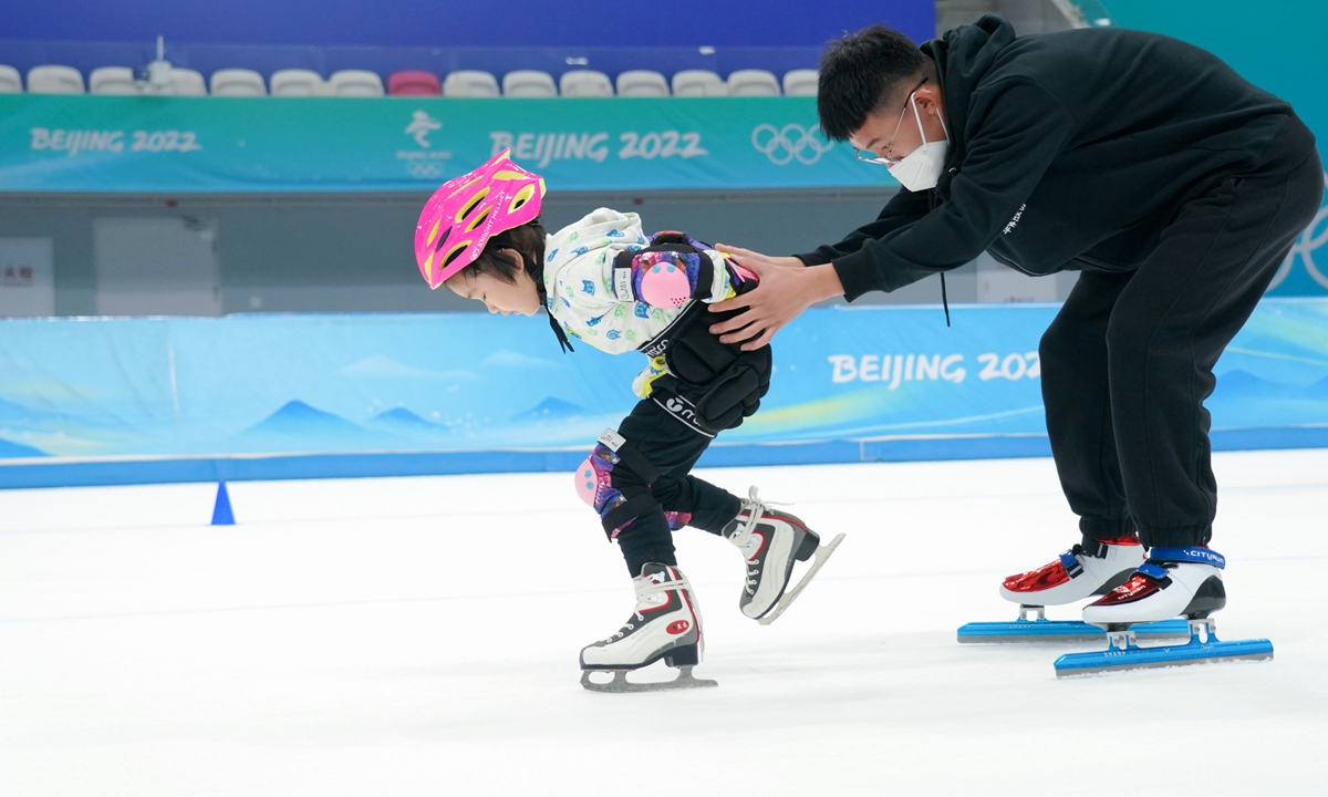 A child learns to skate at the National Speed Skating Oval. Photo: Xinhua  