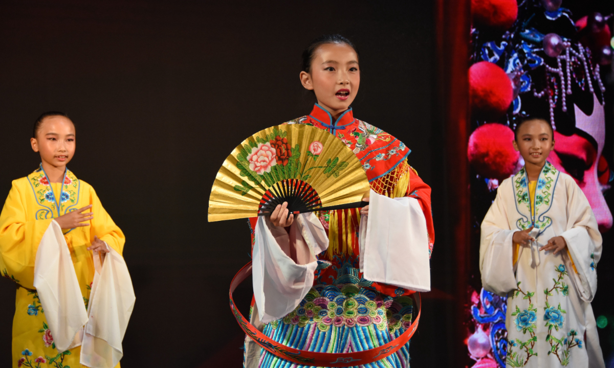Student performs Peking Opera in Los Angeles. Photo: VCG