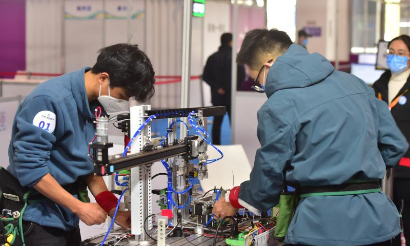 Contestants participate in a contest of mechatronics during the first vocational skills competition of Jiangxi, in Nanchang, east China's Jiangxi Province, Dec. 2, 2022. The main contests of the competition, containing 85 programs, kicked off in Nanchang on Friday. (Xinhua/Peng Zhaozhi)