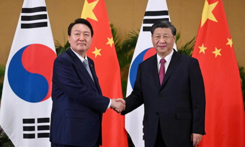 Chinese President Xi Jinping (right) meets with South Korean President Yoon Suk-yeol in Bali, Indonesia on November 15, 2022. Photo: fmprc.gov.cn
