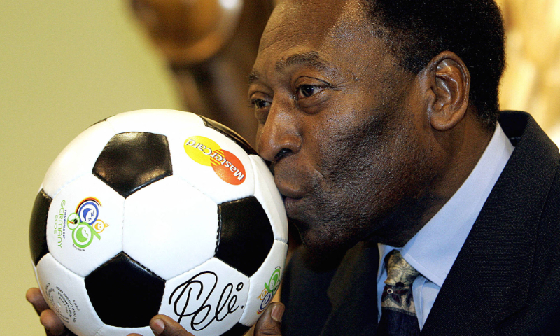 In this file photo taken on December 08, 2005, Brazilian football legend Pelé kisses a ball, during a presentation in Leipzig on the eve of the final draw of the FIFA football World Cup 2006. Photo: VCG
