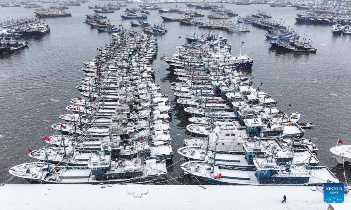 This aerial photo taken on Dec 22, 2022 shows fishing boats berthing in the snow at Shidao fishing port in Rongcheng, east China's Shandong Province. Photo:Xinhua