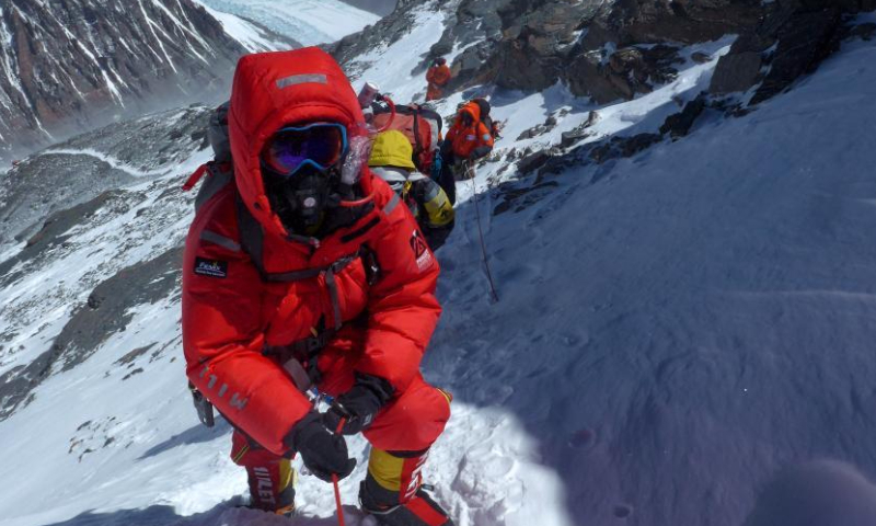 资料照片显示，中国登山者韩子军在极端条件下，历经艰辛，登上了一座山峰。  （图片提供给中新社）