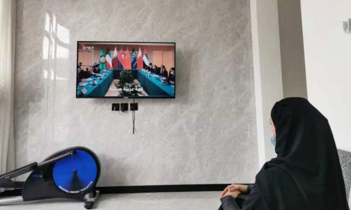 Nada Saad Hussain Al Sulaiman watches news related to Chinese President Xi Jinping's trip to Saudi Arabia at her home. Photo: Yu Jincui/GT