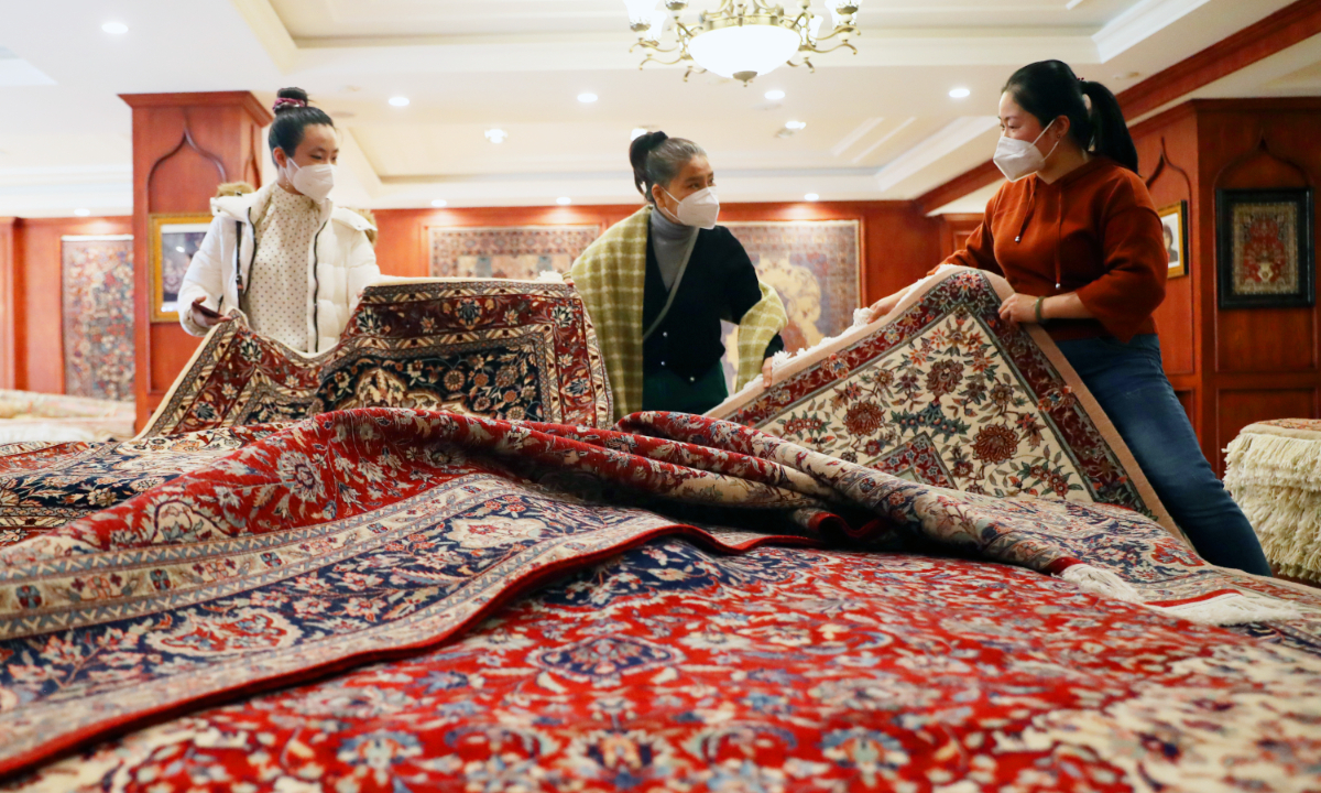 Customers pick carpets in Urumqi, Northwest China’s Xinjiang Uygur Autonomous Region. Photo: VCG
