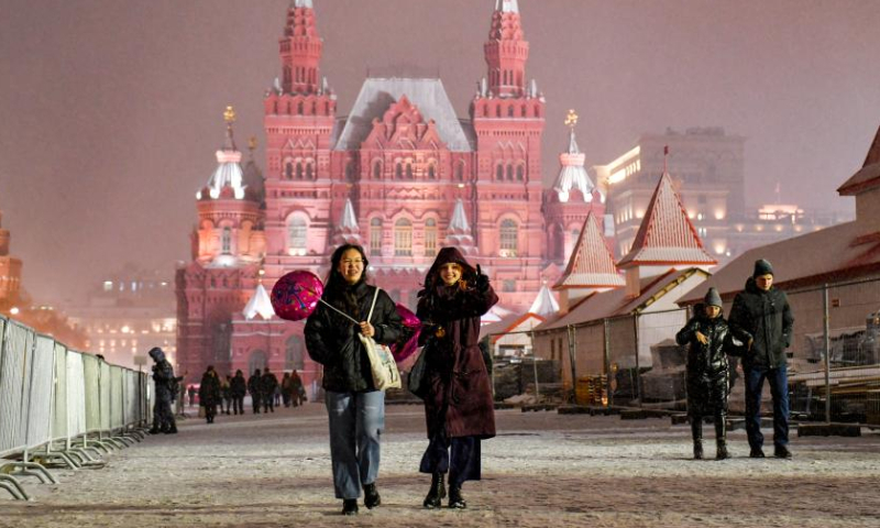 People walk in snowfall on Red Square in Moscow, Russia, on Nov. 15, 2022. Photo: Xinhua
