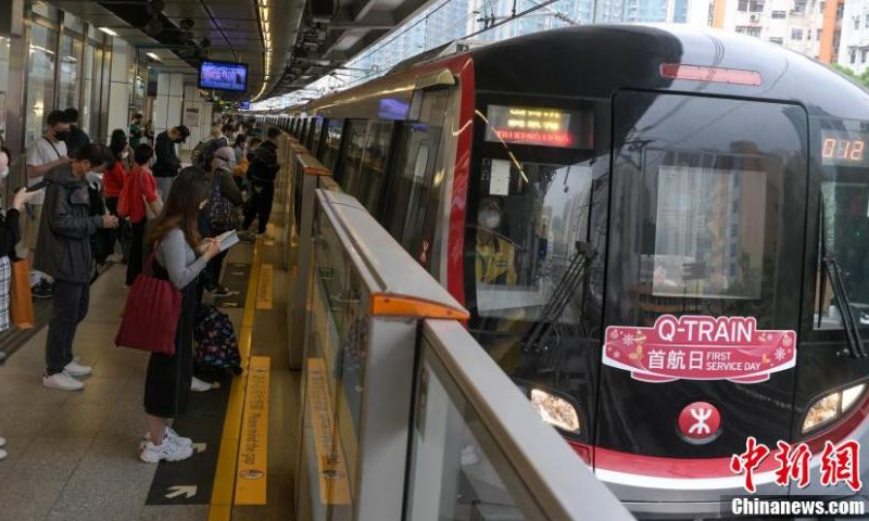 Residents wait to board a new Q-train, made in Chinese mainland, which commences service at Choi Hung station on the Kwun Tong Line in the Hong Kong Special Administrative Region, Nov. 27, 2022. (Photo: China News Service/Chen Yongnuo) 